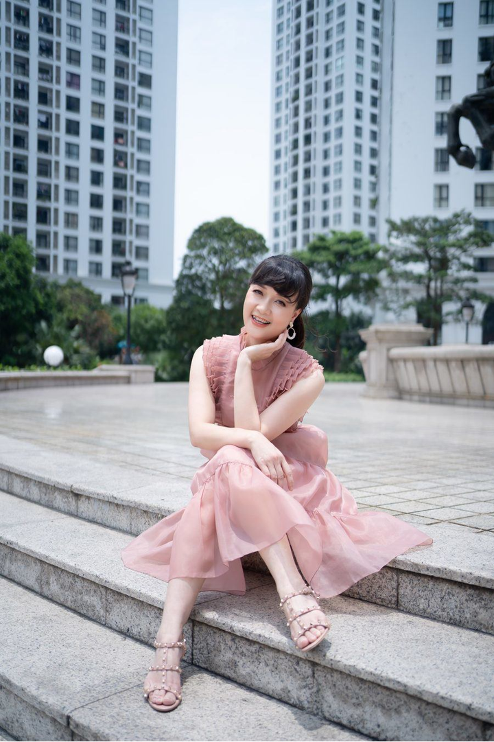 Vân Dung bị 'dìm hàng' tơi tả trên phim nhưng ăn mặc sành điệu ngoài đời 