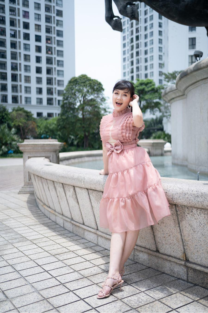 Vân Dung bị 'dìm hàng' tơi tả trên phim nhưng ăn mặc sành điệu ngoài đời 