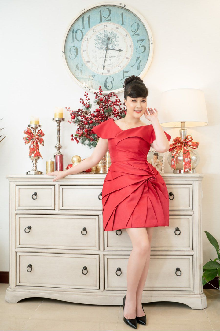 Vân Dung bị 'dìm hàng' tơi tả trên phim nhưng ăn mặc sành điệu ngoài đời 