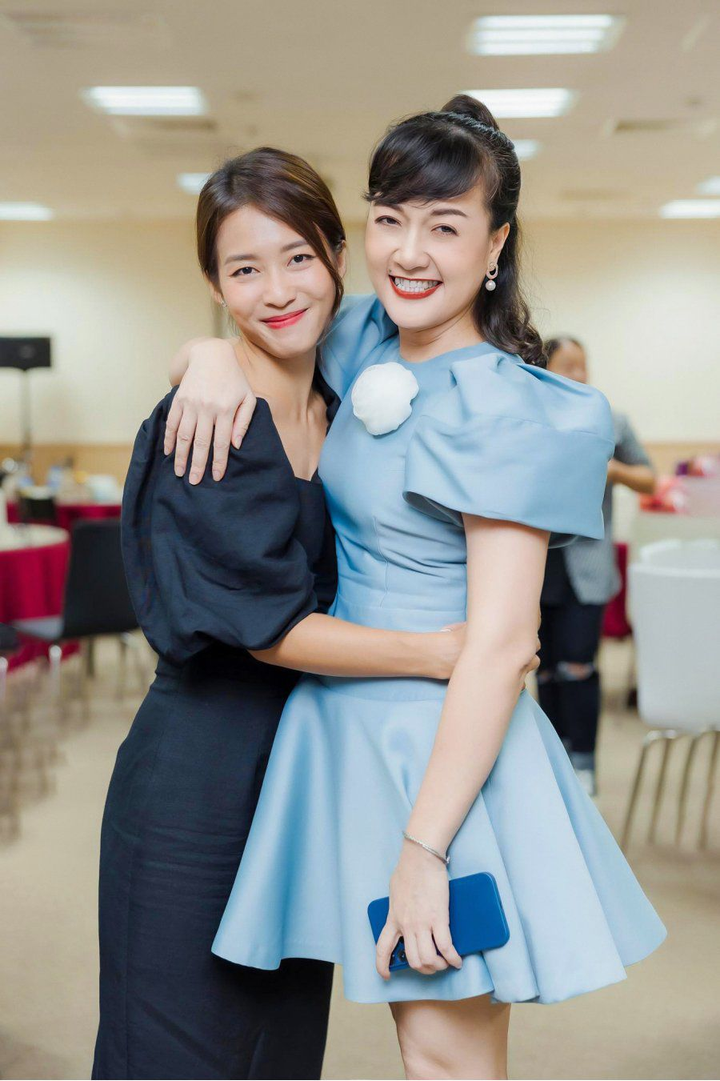 Vân Dung bị 'dìm hàng' tơi tả trên phim nhưng ăn mặc sành điệu ngoài đời 