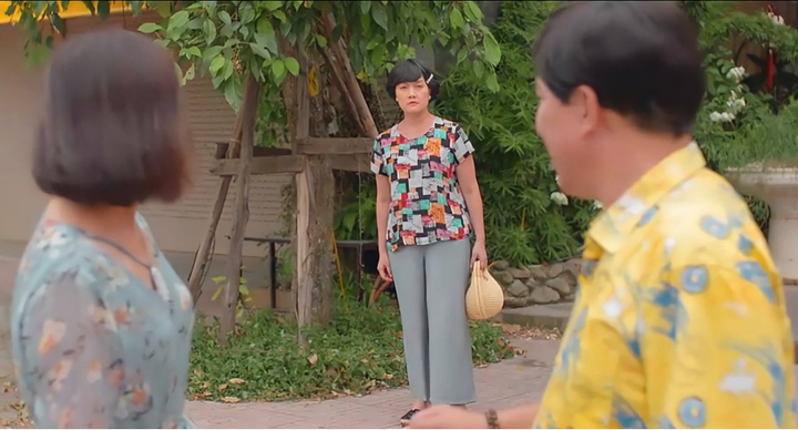 Vân Dung bị 'dìm hàng' tơi tả trên phim nhưng ăn mặc sành điệu ngoài đời 