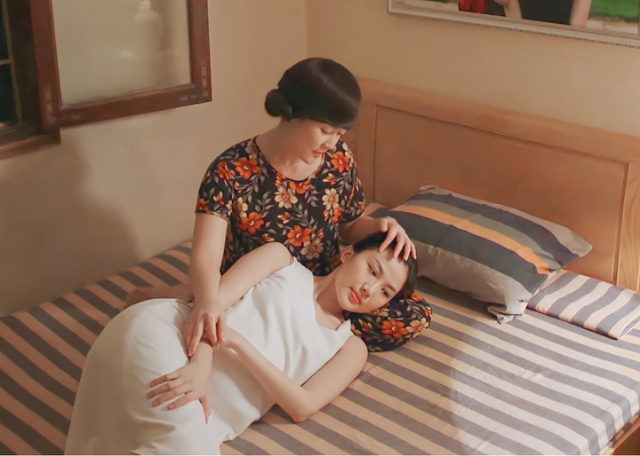 Vân Dung bị 'dìm hàng' tơi tả trên phim nhưng ăn mặc sành điệu ngoài đời 