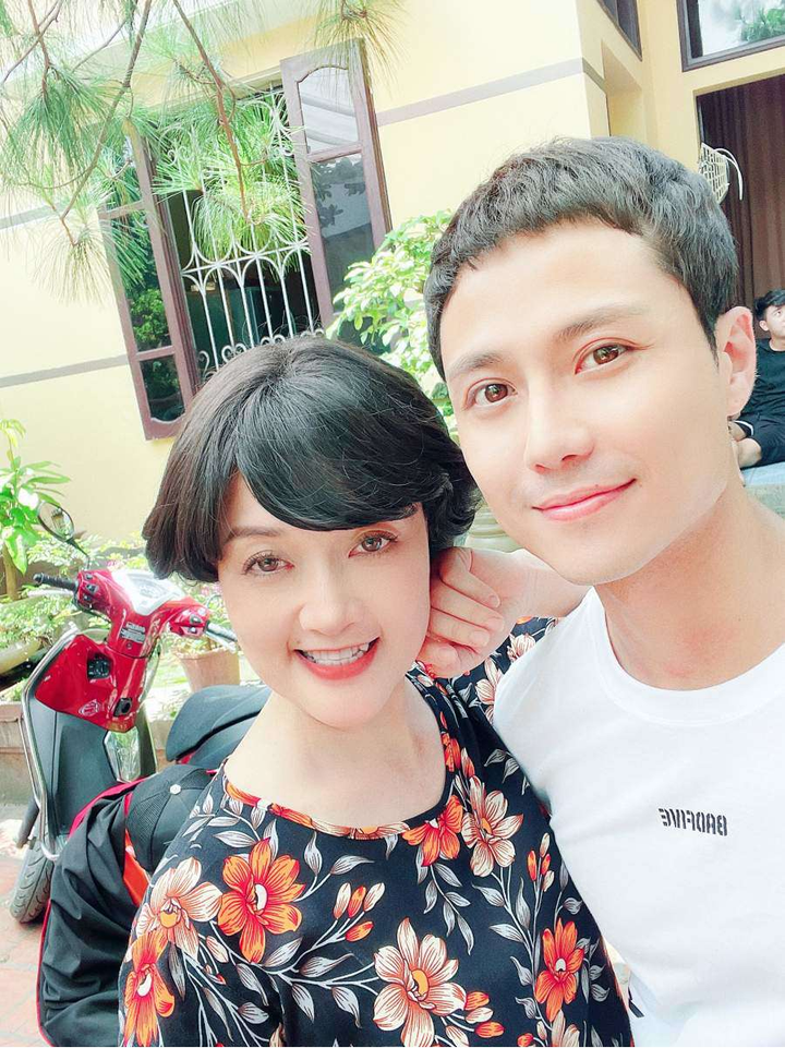 Vân Dung bị 'dìm hàng' tơi tả trên phim nhưng ăn mặc sành điệu ngoài đời 