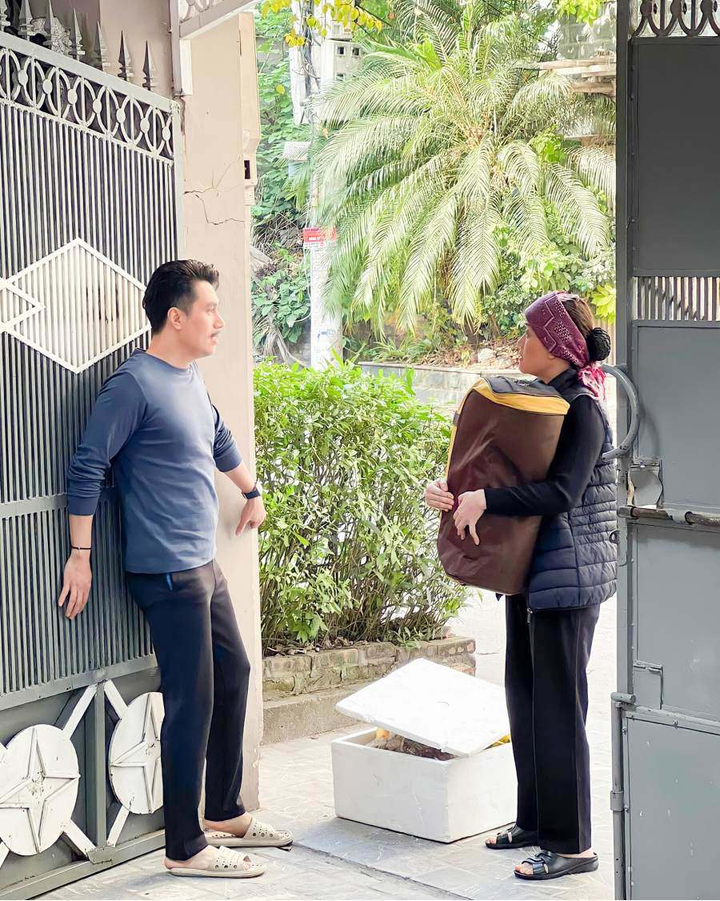 Vân Dung bị 'dìm hàng' tơi tả trên phim nhưng ăn mặc sành điệu ngoài đời 