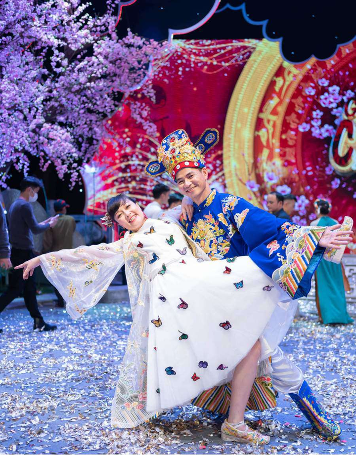 Vân Dung bị 'dìm hàng' tơi tả trên phim nhưng ăn mặc sành điệu ngoài đời 