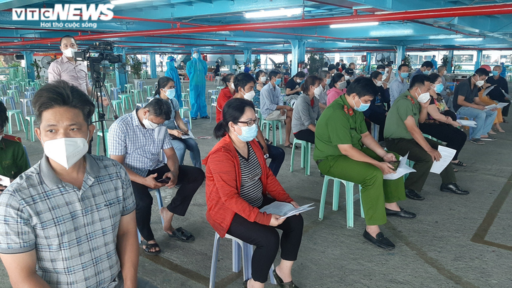 Ảnh: Ngày đầu tiêm vaccine COVID-19 mũi 3 tại TP.HCM - 7