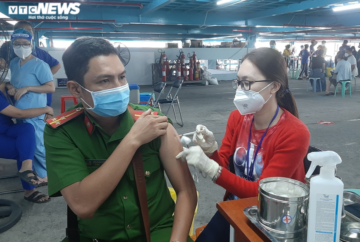 Ảnh: Ngày đầu tiêm vaccine COVID-19 mũi 3 tại TP.HCM - 2