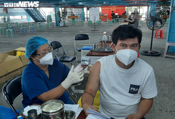 Ảnh: Ngày đầu tiêm vaccine COVID-19 mũi 3 tại TP.HCM - 3