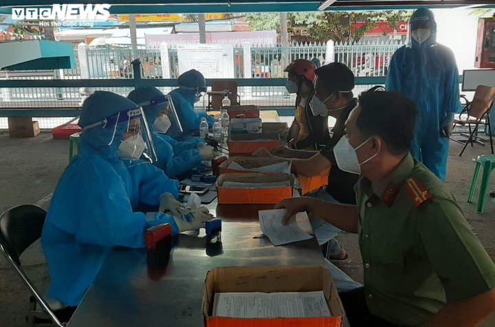 Ảnh: Ngày đầu tiêm vaccine COVID-19 mũi 3 tại TP.HCM - 9