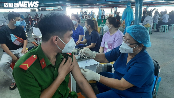 Ảnh: Ngày đầu tiêm vaccine COVID-19 mũi 3 tại TP.HCM - 4