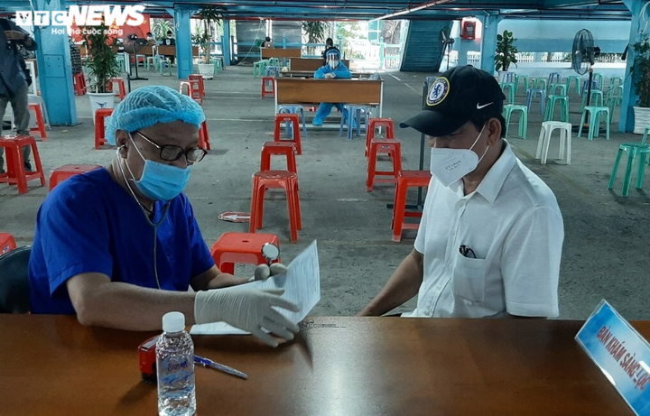 Ảnh: Ngày đầu tiêm vaccine COVID-19 mũi 3 tại TP.HCM - 1