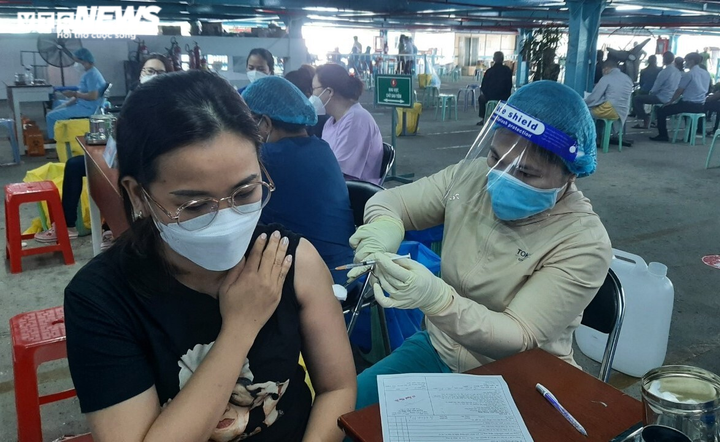 Ảnh: Ngày đầu tiêm vaccine COVID-19 mũi 3 tại TP.HCM - 8