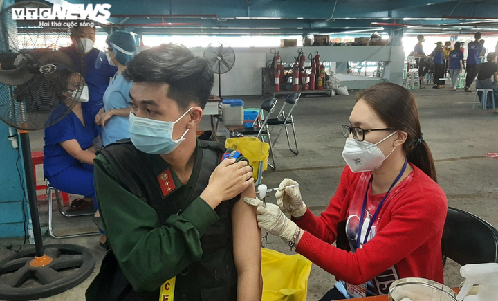 Ảnh: Ngày đầu tiêm vaccine COVID-19 mũi 3 tại TP.HCM - 6