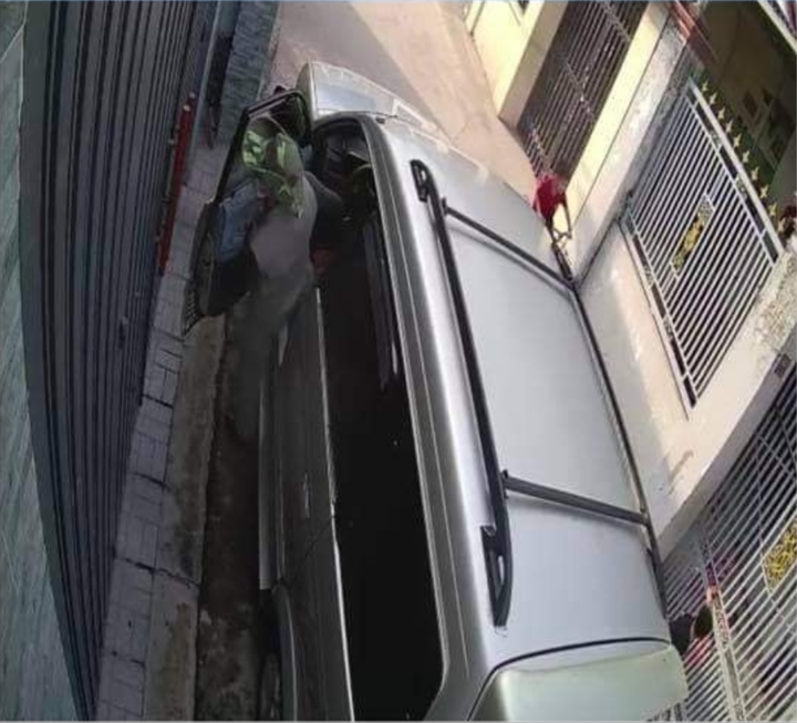 Xe đỗ chắn cửa, bít hẻm, chủ nhà có chiêu 'dằn mặt nhẹ' lại nhận mưa lời khen - 1