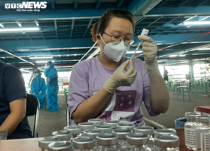 Ảnh: Ngày đầu tiêm vaccine COVID-19 mũi 3 tại TP.HCM - 10