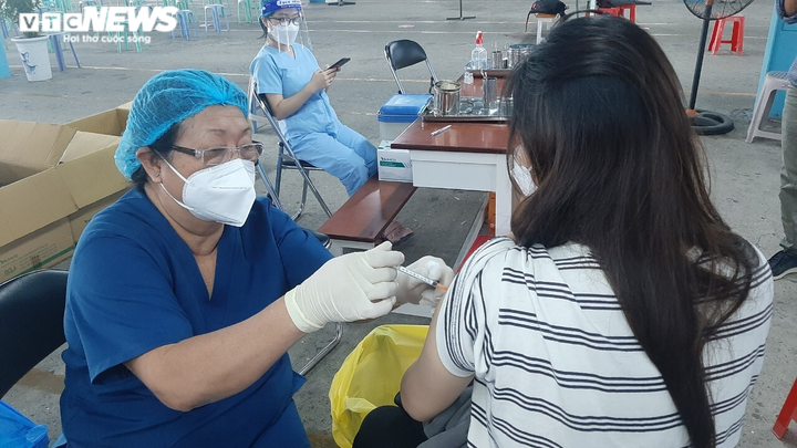 Ảnh: Ngày đầu tiêm vaccine COVID-19 mũi 3 tại TP.HCM - 5