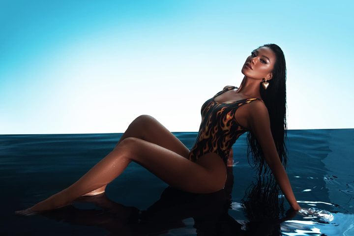 Kim Duyên da nâu nóng bỏng trong bộ ảnh bikini trước bán kết Miss Universe - 1