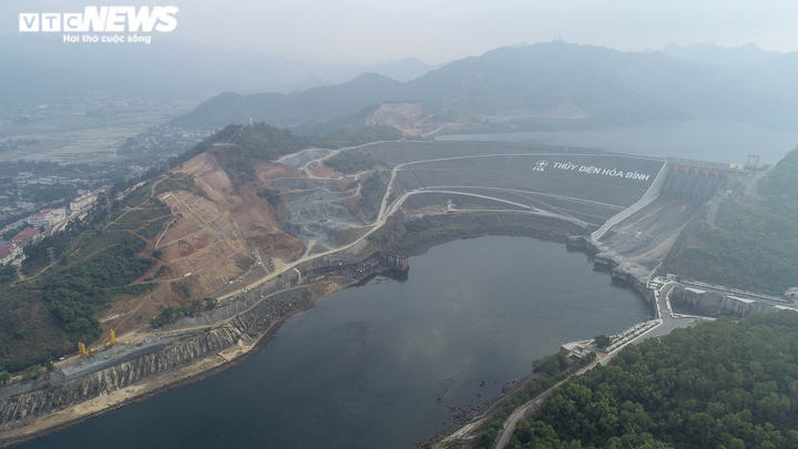 Cận cảnh sạt lở nguy hiểm tại vai phải đập thuỷ điện Hoà Bình - 9