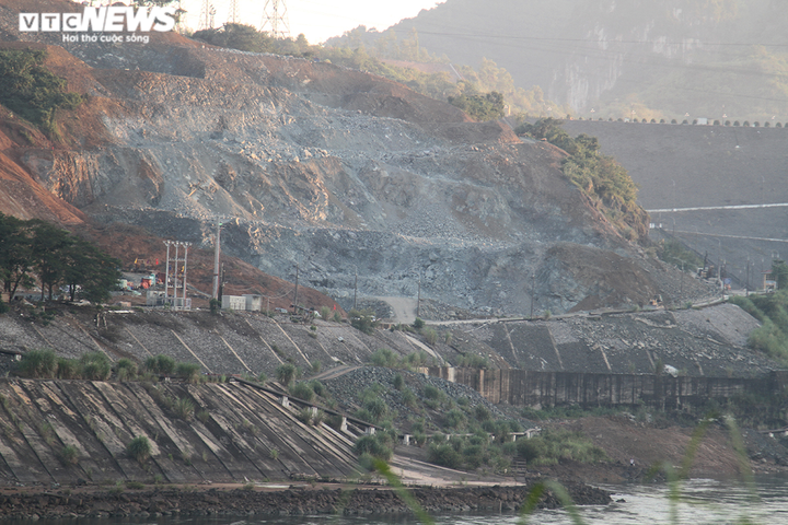 Cận cảnh sạt lở nguy hiểm tại vai phải đập thuỷ điện Hoà Bình - 2