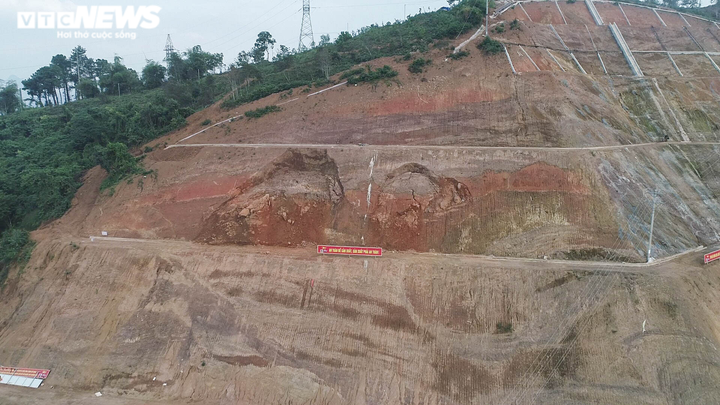 Cận cảnh sạt lở nguy hiểm tại vai phải đập thuỷ điện Hoà Bình - 3