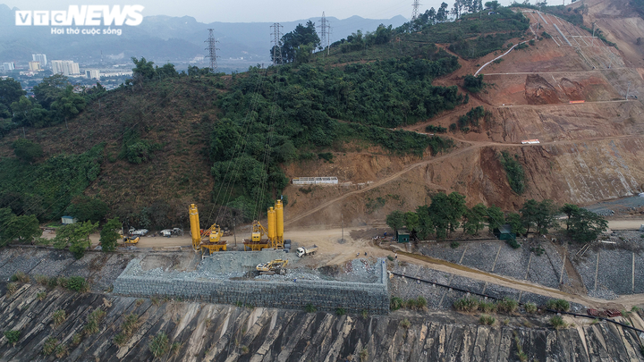 Cận cảnh sạt lở nguy hiểm tại vai phải đập thuỷ điện Hoà Bình - 4