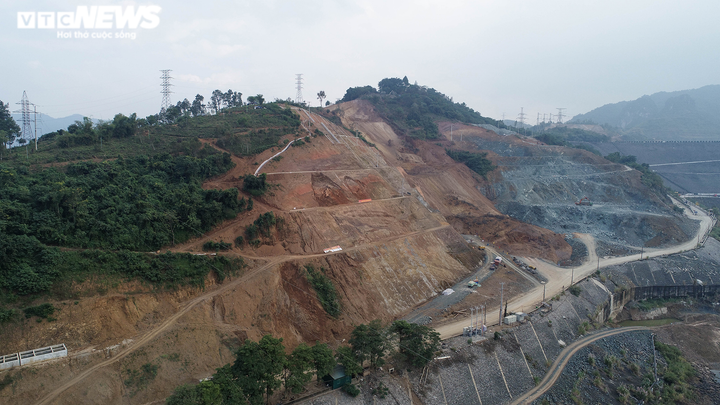Cận cảnh sạt lở nguy hiểm tại vai phải đập thuỷ điện Hoà Bình - 6