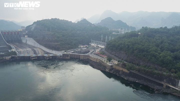 Cận cảnh sạt lở nguy hiểm tại vai phải đập thuỷ điện Hoà Bình - 7