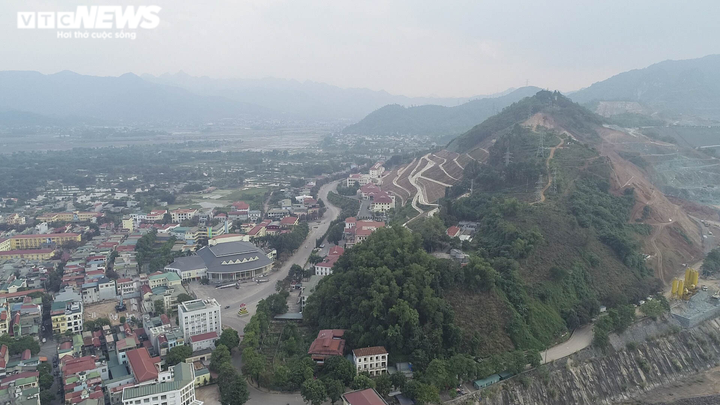 Cận cảnh sạt lở nguy hiểm tại vai phải đập thuỷ điện Hoà Bình - 8