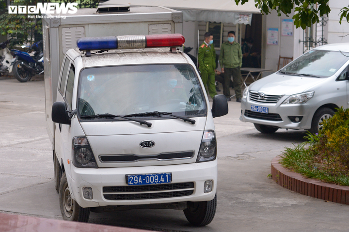 Ảnh: Cảnh sát dẫn giải cựu Chủ tịch Hà Nội Nguyễn Đức Chung vào phòng xét xử - 1