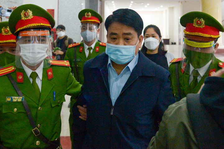 Ảnh: Cảnh sát dẫn giải cựu Chủ tịch Hà Nội Nguyễn Đức Chung vào phòng xét xử - 4