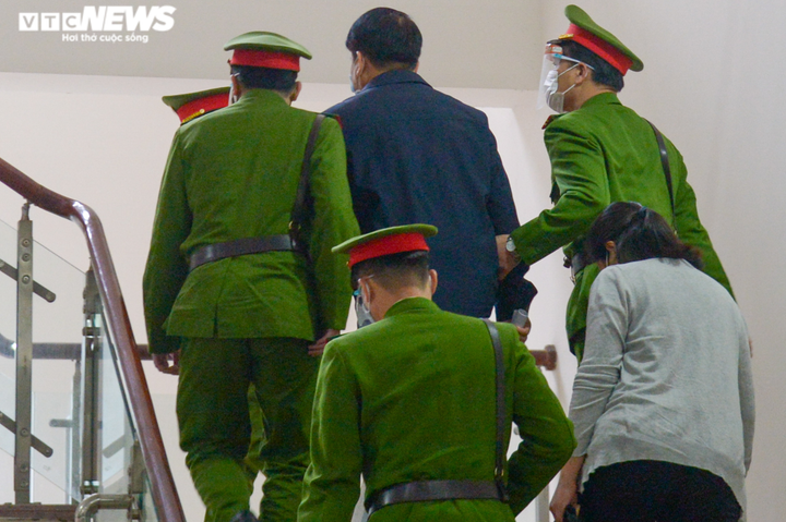 Ảnh: Cảnh sát dẫn giải cựu Chủ tịch Hà Nội Nguyễn Đức Chung vào phòng xét xử - 5