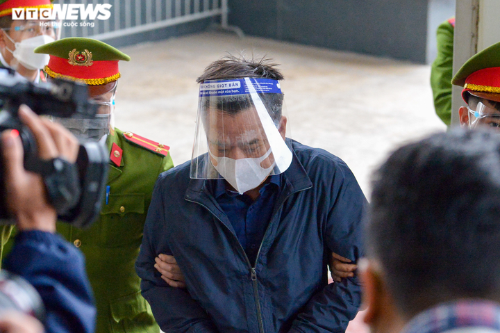 Ảnh: Cảnh sát dẫn giải cựu Chủ tịch Hà Nội Nguyễn Đức Chung vào phòng xét xử - 7