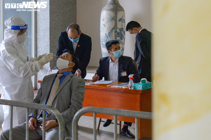 Ảnh: Cảnh sát dẫn giải cựu Chủ tịch Hà Nội Nguyễn Đức Chung vào phòng xét xử - 10