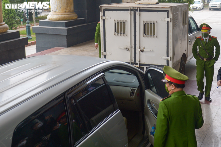 Ảnh: Cảnh sát dẫn giải cựu Chủ tịch Hà Nội Nguyễn Đức Chung vào phòng xét xử - 2