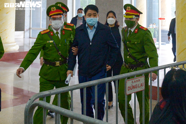 Ảnh: Cảnh sát dẫn giải cựu Chủ tịch Hà Nội Nguyễn Đức Chung vào phòng xét xử - 3