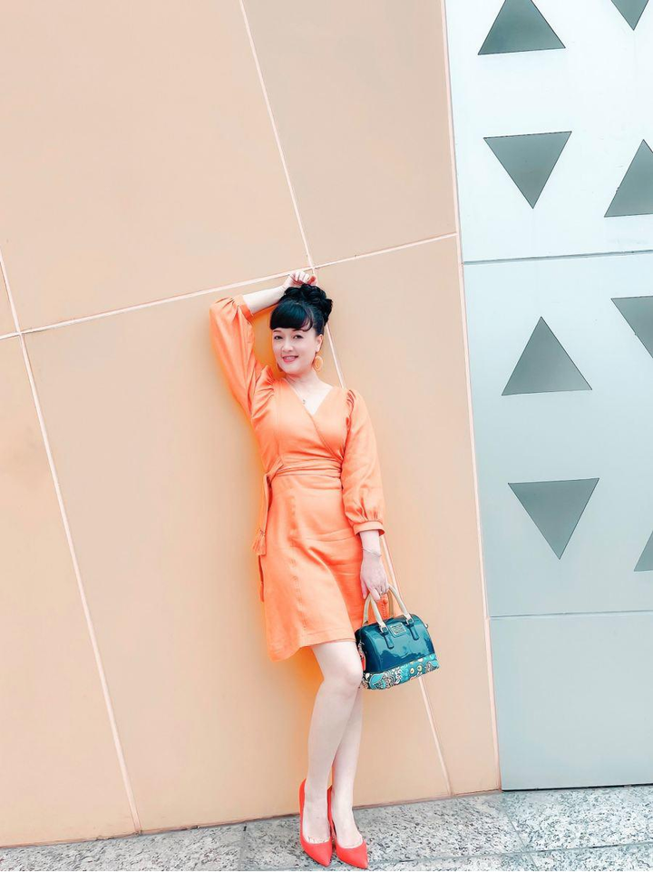 Vân Dung bị 'dìm hàng' tơi tả trên phim nhưng ăn mặc sành điệu ngoài đời 