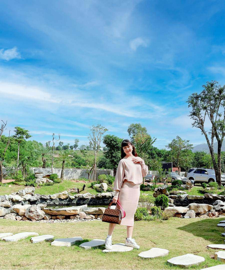 Vân Dung bị 'dìm hàng' tơi tả trên phim nhưng ăn mặc sành điệu ngoài đời 