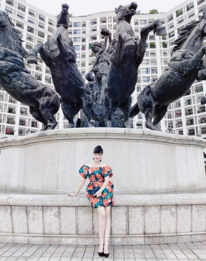 Vân Dung bị 'dìm hàng' tơi tả trên phim nhưng ăn mặc sành điệu ngoài đời 