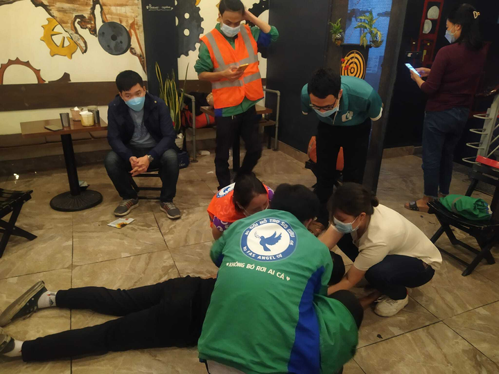 Đêm trắng của đội 'FAS Angel' hỗ trợ sơ cứu người gặp nạn trên phố Hà Nội - 3