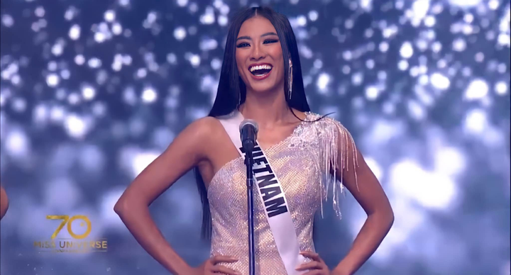 Nhiều hoa hậu vấp váy, Kim Duyên diễn tuyệt vời tại bán kết Miss Universe 2021 - 1