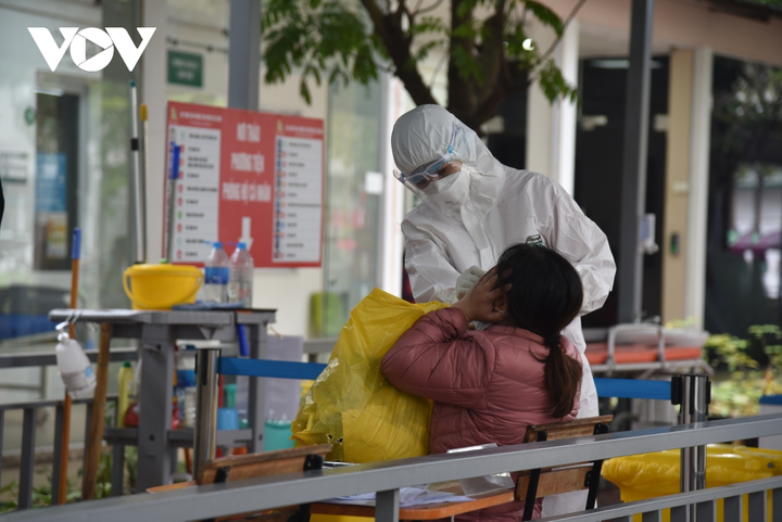 F0 ở Hà Nội và các tỉnh thành chưa có dấu hiệu giảm, TP.HCM tiêm vacicne mũi 3 - 1