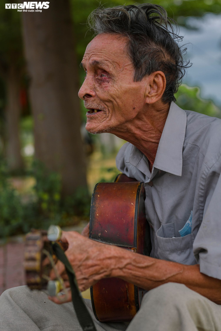 Ông lão mù gần 60 năm hành khất bên cây đàn guitar nuôi 5 con khôn lớn - 1