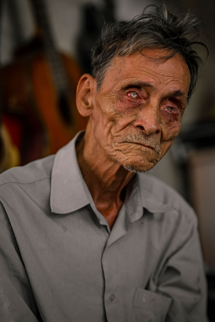 Ông lão mù gần 60 năm hành khất bên cây đàn guitar nuôi 5 con khôn lớn - 3