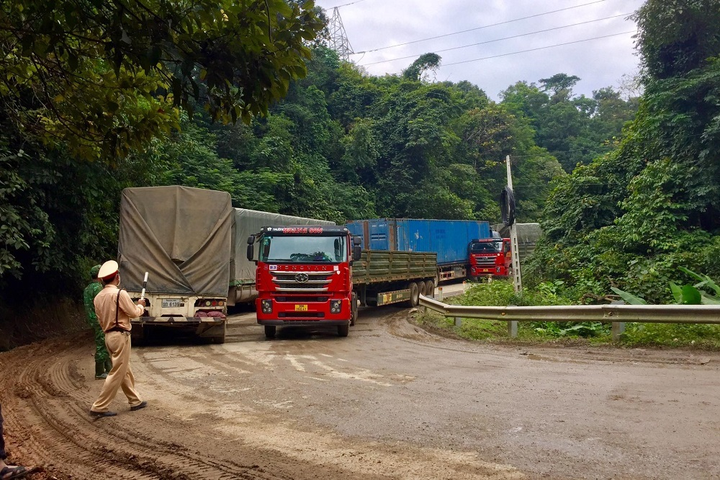 Hà Tĩnh: Lật xe chở gỗ, đường lên cửa khẩu quốc tế Cầu Treo ùn tắc gần một ngày - 2