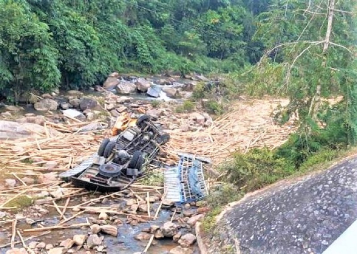 Xe tải lật xuống suối trong đêm ở Nghệ An, 3 người thương vong - 1