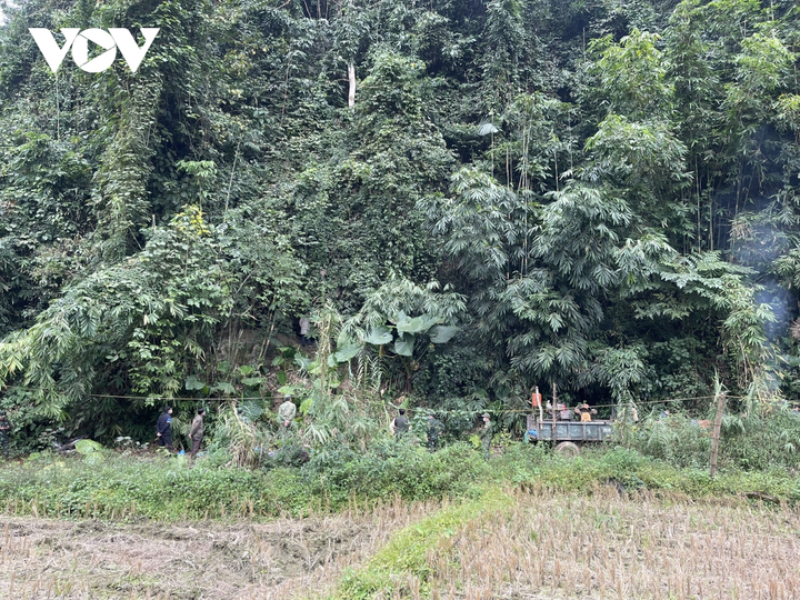 Chưa thể tiếp cận 2 người bị kẹt trong hang sâu ở Bắc Kạn - 4