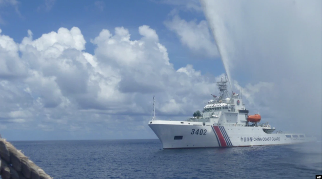 Quan chức tình báo Philippines đề xuất dùng vòi rồng trị tàu Trung Quốc - 1