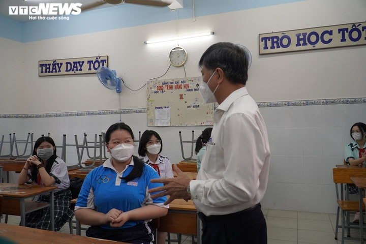 Ảnh: Học sinh TP.HCM ngày đầu trở lại trường sau nửa năm học trực tuyến - 13