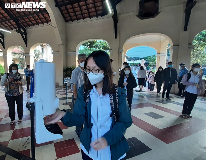 Ảnh: Học sinh TP.HCM ngày đầu trở lại trường sau nửa năm học trực tuyến - 3