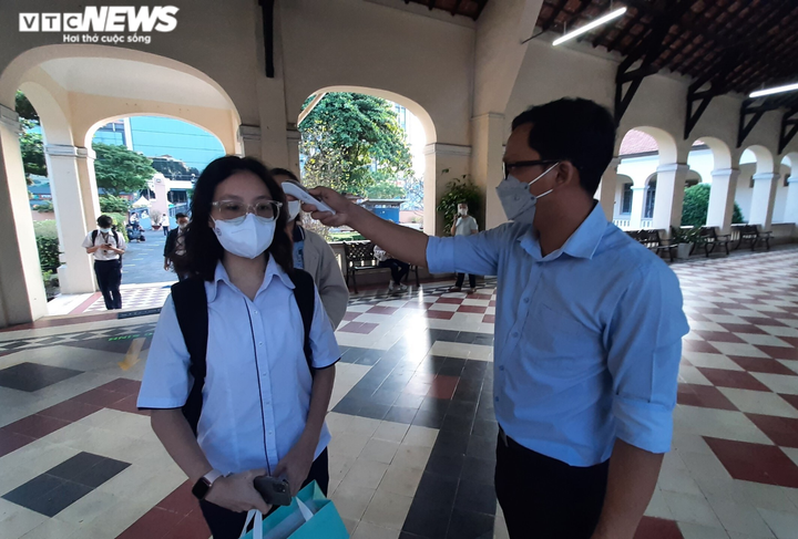 Ảnh: Học sinh TP.HCM ngày đầu trở lại trường sau nửa năm học trực tuyến - 2